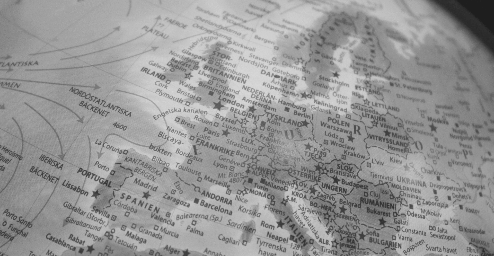 Die EU-Flagge vor dem Parlament: Ein starkes Symbol für den Rechtsraum, der die Grundlage für digitale Souveränität europäischer Unternehmen bildet.
